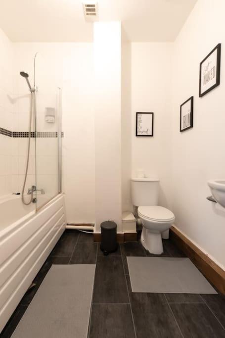 Emerald - 2 Bedroom Flat - Sleeps 5 With Parking. *