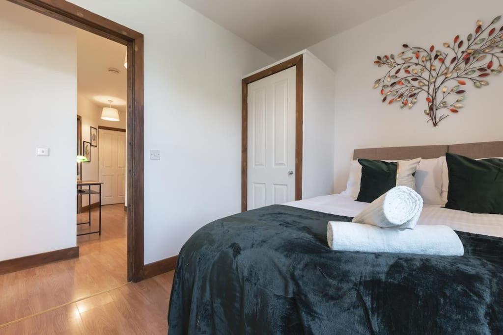 Apartment Emerald - 2 Bedroom Flat - Sleeps 5 With Parking. *