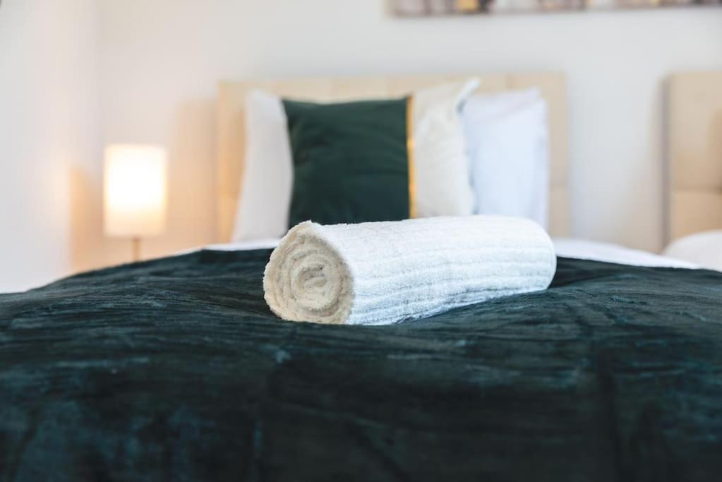 Apartment Emerald - 2 Bedroom Flat - Sleeps 5 With Parking. *