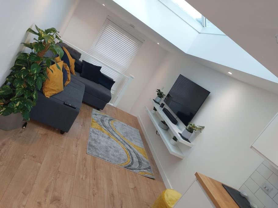 Apartment 1 Bedroom Modern Duplex