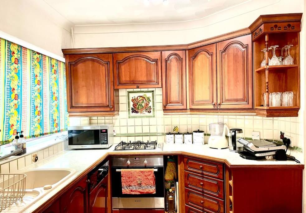 Stunning 1 Bedroom And Double Sofa Bed Near Train Station Southampton