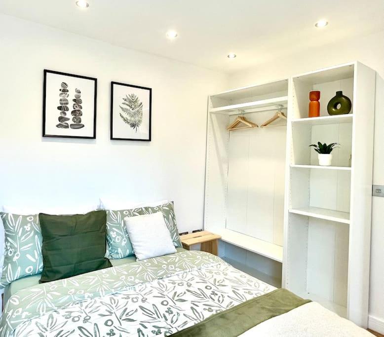 Homestay Stunning 1 Bedroom And Double Sofa Bed Near Train Station