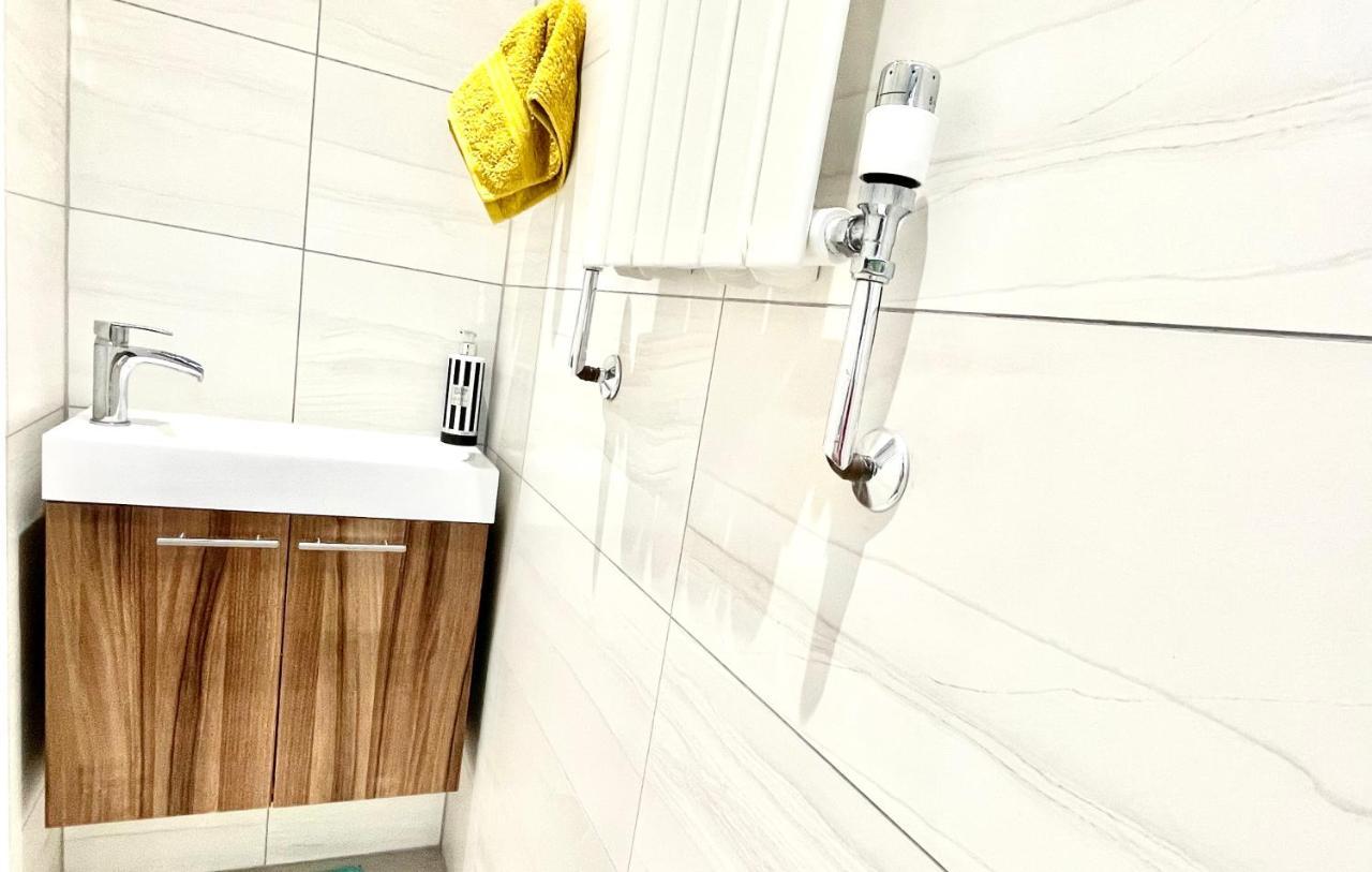 Homestay Stunning 1 Bedroom And Double Sofa Bed Near Train Station