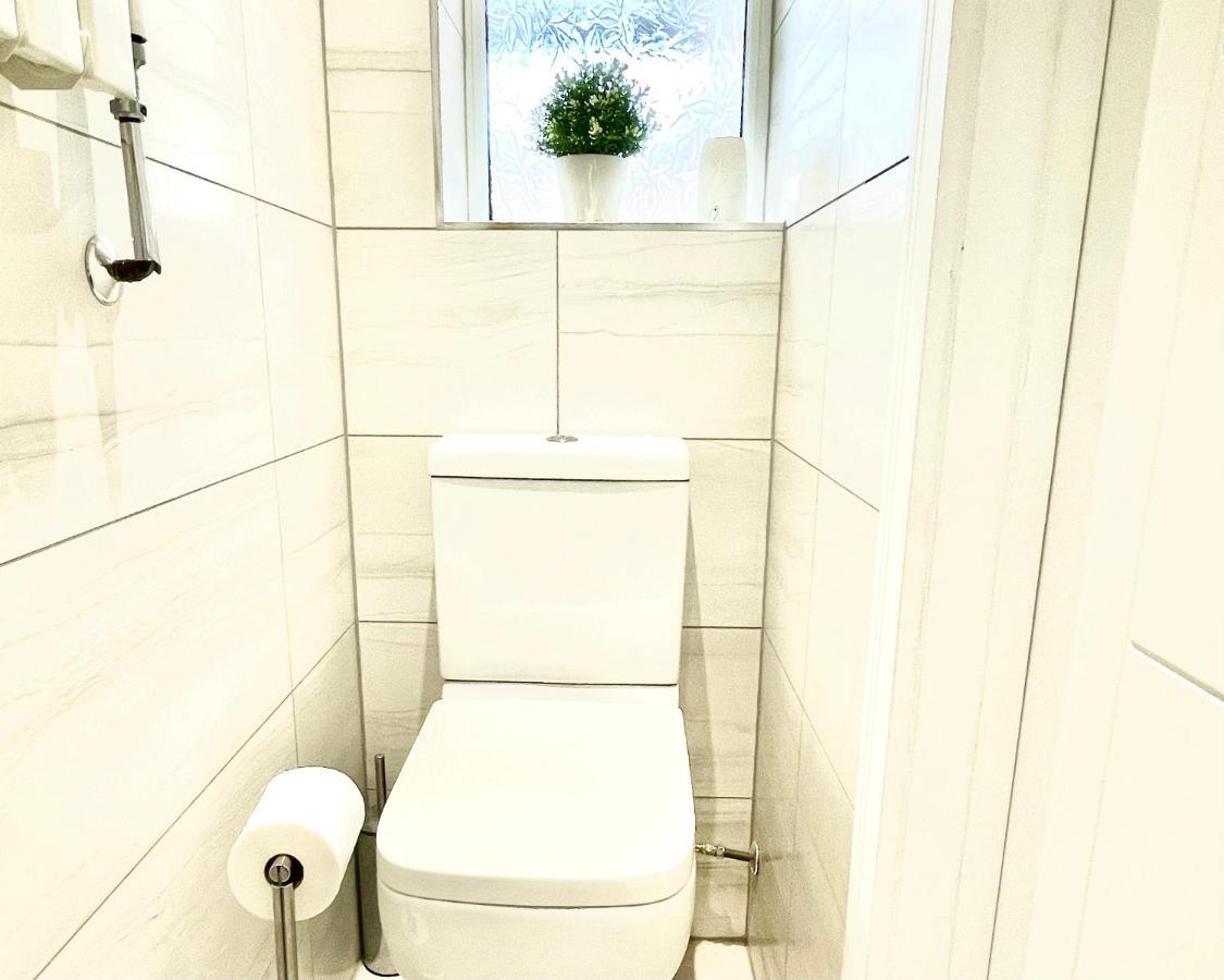 Homestay Stunning 1 Bedroom And Double Sofa Bed Near Train Station