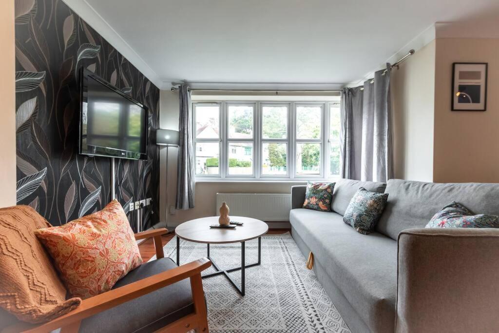 Zircon - 2 Bed Flat With Parking * Southampton