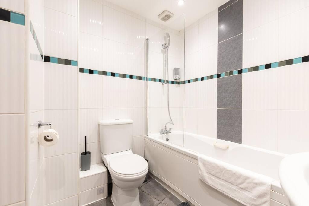 Zircon - 2 Bed Flat With Parking * Southampton
