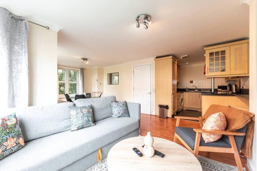 Zircon - 2 Bed Flat With Parking Southampton
