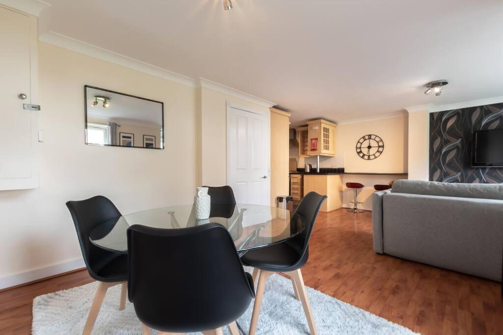 Zircon - 2 Bed Flat With Parking *