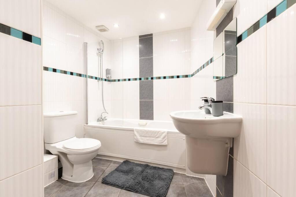 Zircon - 2 Bed Flat With Parking *