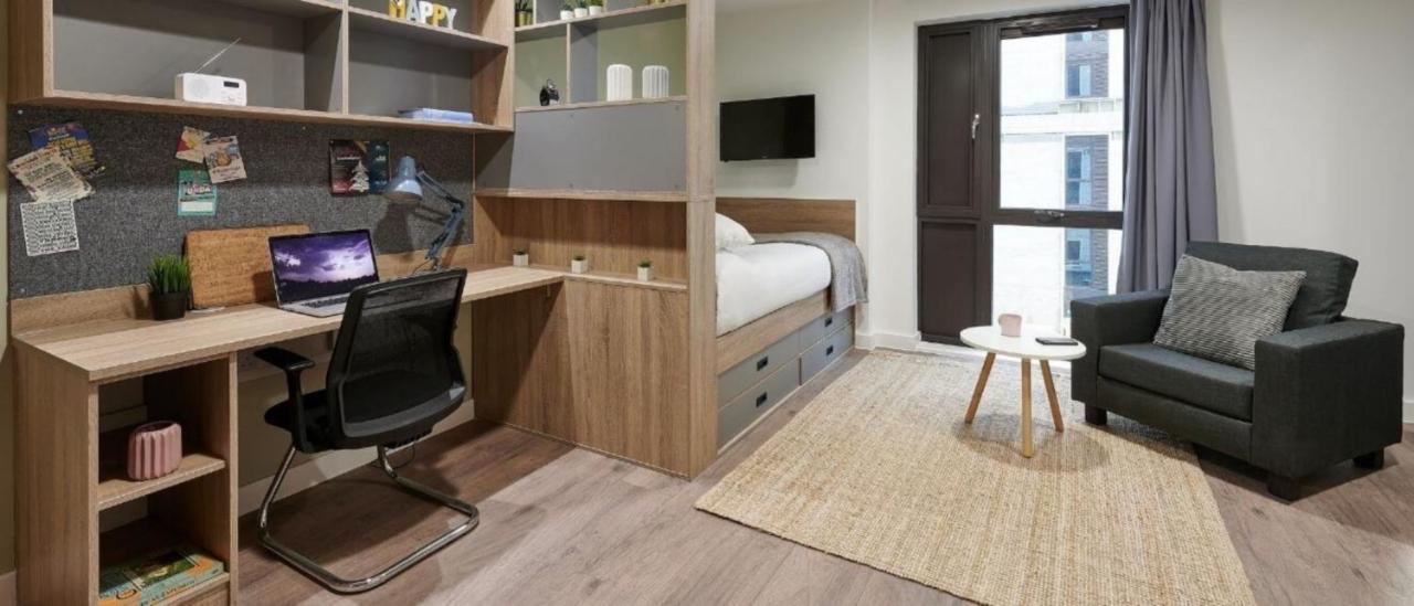 Modern Ensuite And In - Sk Southampton