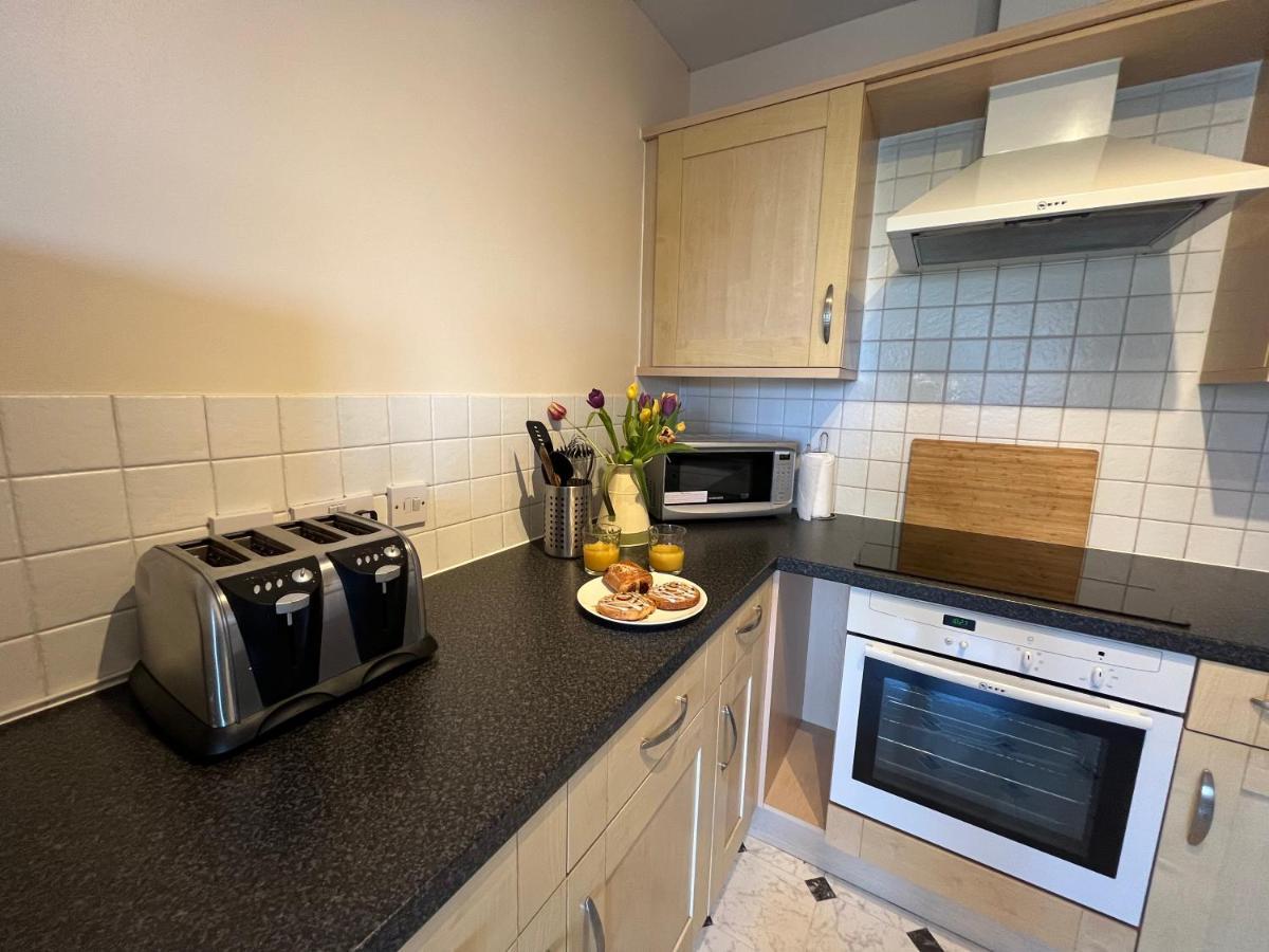 Apartment Two Bed Flat White Star Place *