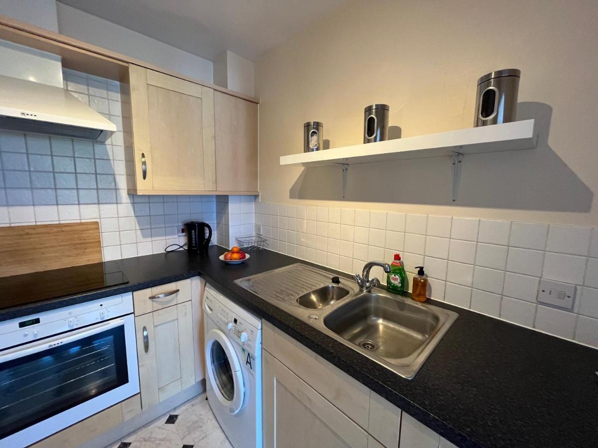 Two Bed Flat White Star Place *