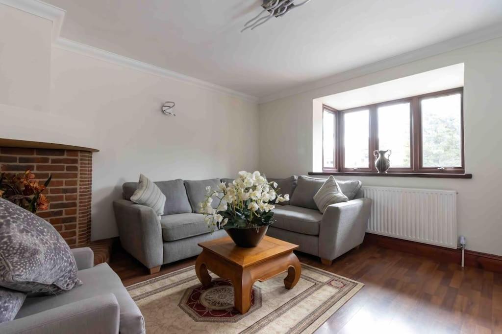 Huge 6 Bed House With Entertainment And Hotub