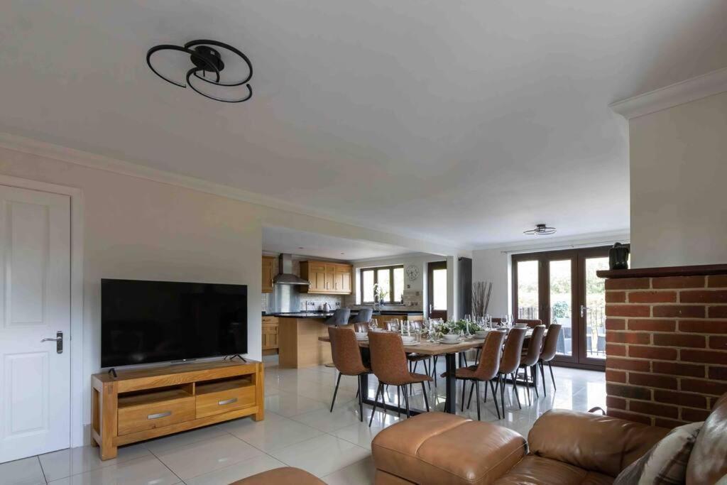 Huge 6 Bed House With Entertainment And Hotub Southampton