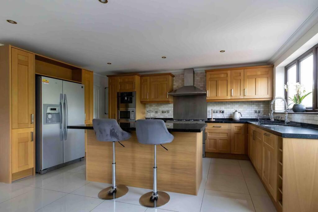 Huge 6 Bed House With Entertainment And Hotub