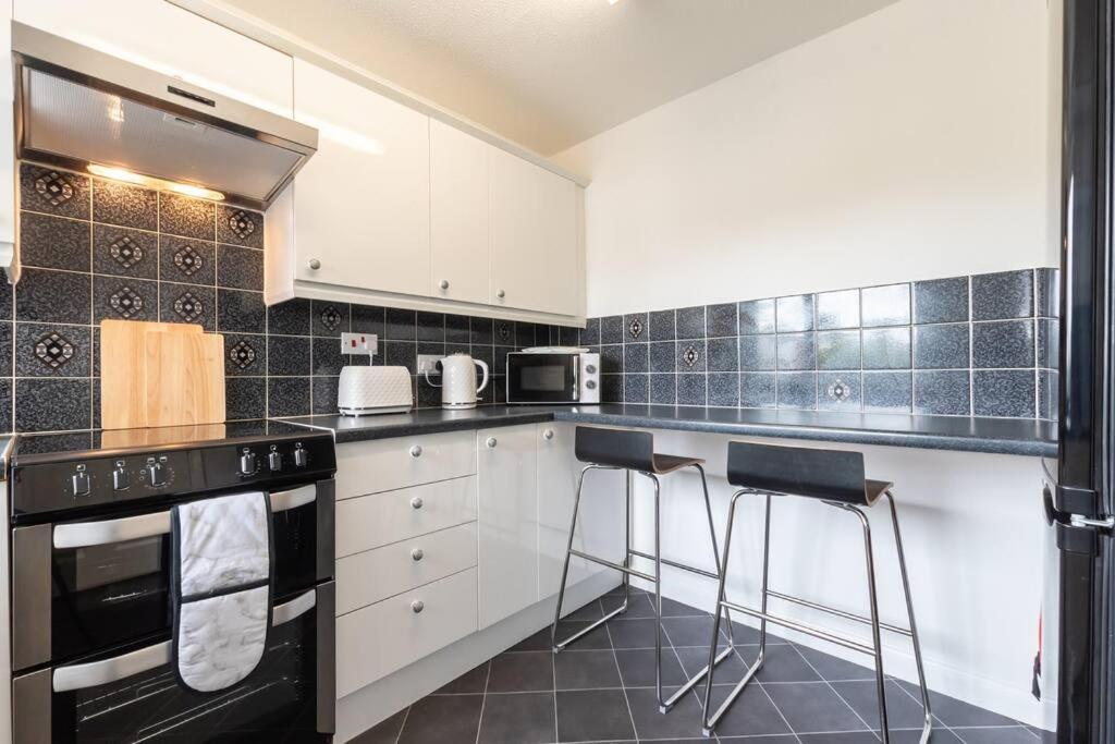 Admiral - 2 Bedroom Flat With Parking Southampton