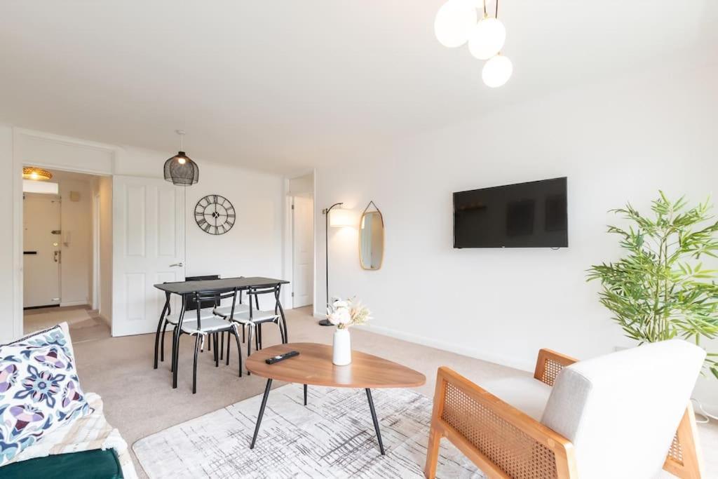 Apartment Admiral - 2 Bedroom Flat With Parking