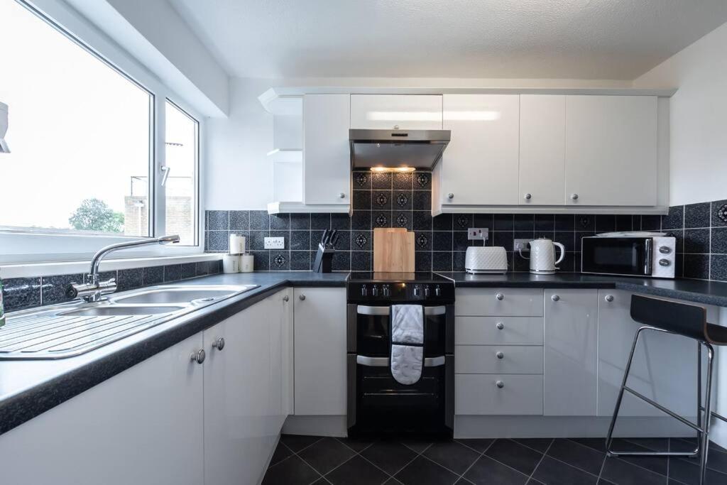 Admiral - 2 Bedroom Flat With Parking Apartment Southampton