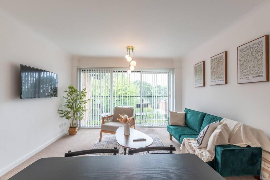 Apartment Admiral - 2 Bedroom Flat With Parking