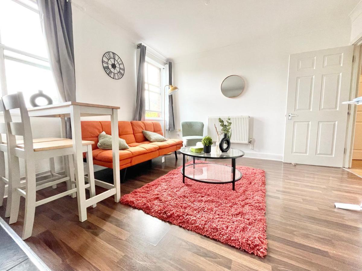 Town Centre Flat- Great For Contractors - Sleeps 4 - Free Parking *