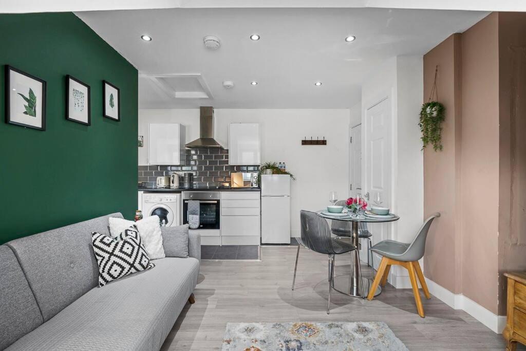 Apartment Comfortable Retreat Near Centre- 1 Bed, 3 Guests Southampton