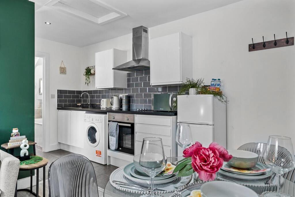 Apartment Comfortable Retreat Near Centre- 1 Bed, 3 Guests