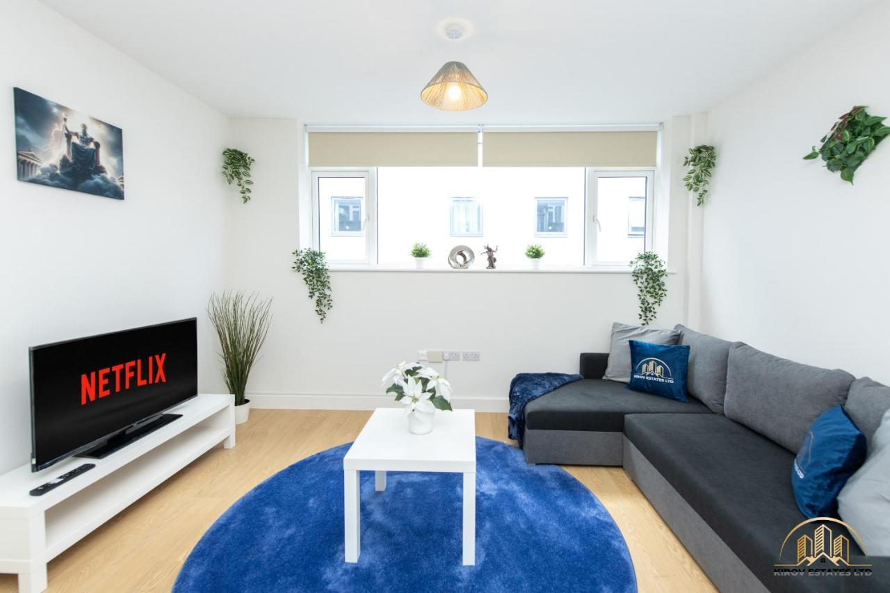 Zeus - The Thunder Of Town Apartment
