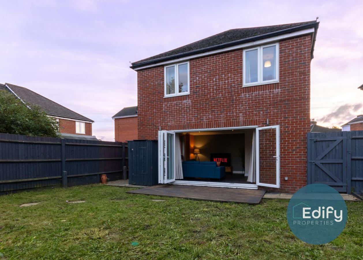 Detached House With Driveway Parking *