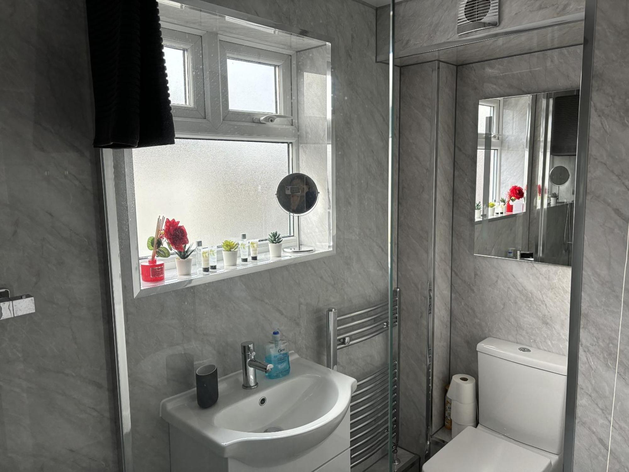 Cosy Corner - 2 Beds, Free Parking, Next To General Hospital