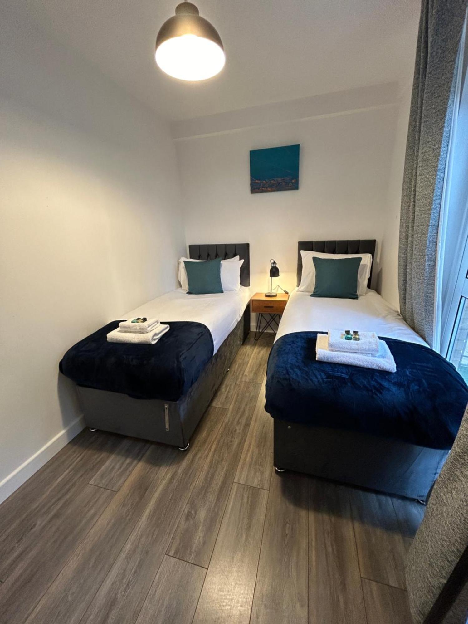 Apartment Spacious 3 Bedroom Close To Marina, 2 Parking Spaces, Kingsize Or Single Beds *