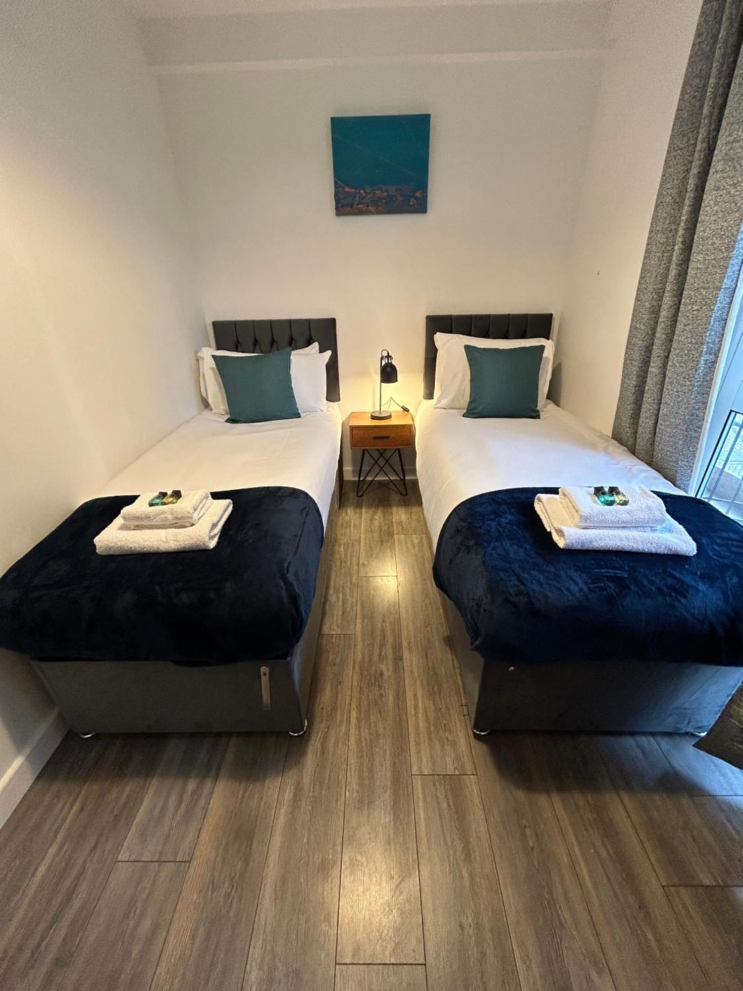 Apartment Spacious 3 Bedroom Close To Marina, 2 Parking Spaces, Kingsize Or Single Beds *