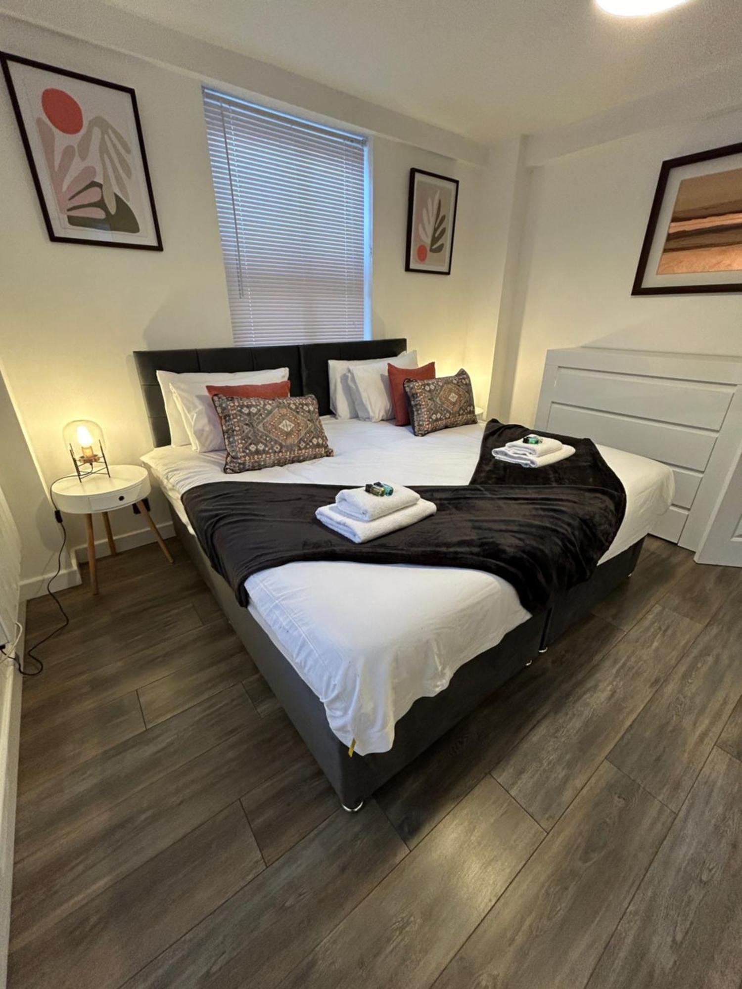 Apartment Spacious 3 Bedroom Close To Marina, 2 Parking Spaces, Kingsize Or Single Beds