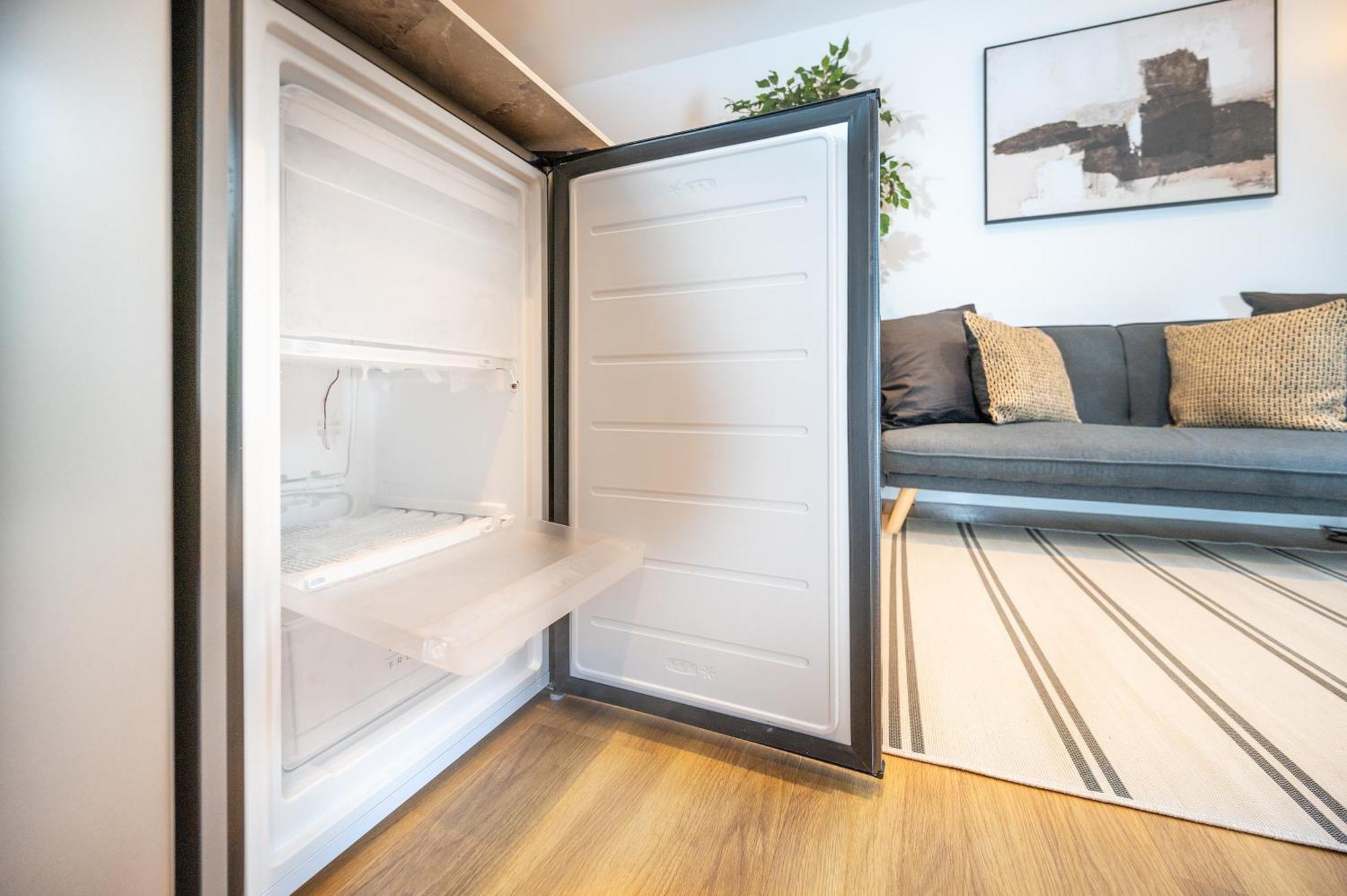 Luxury City Base 4 Beds, 2 Baths Parking Apartment