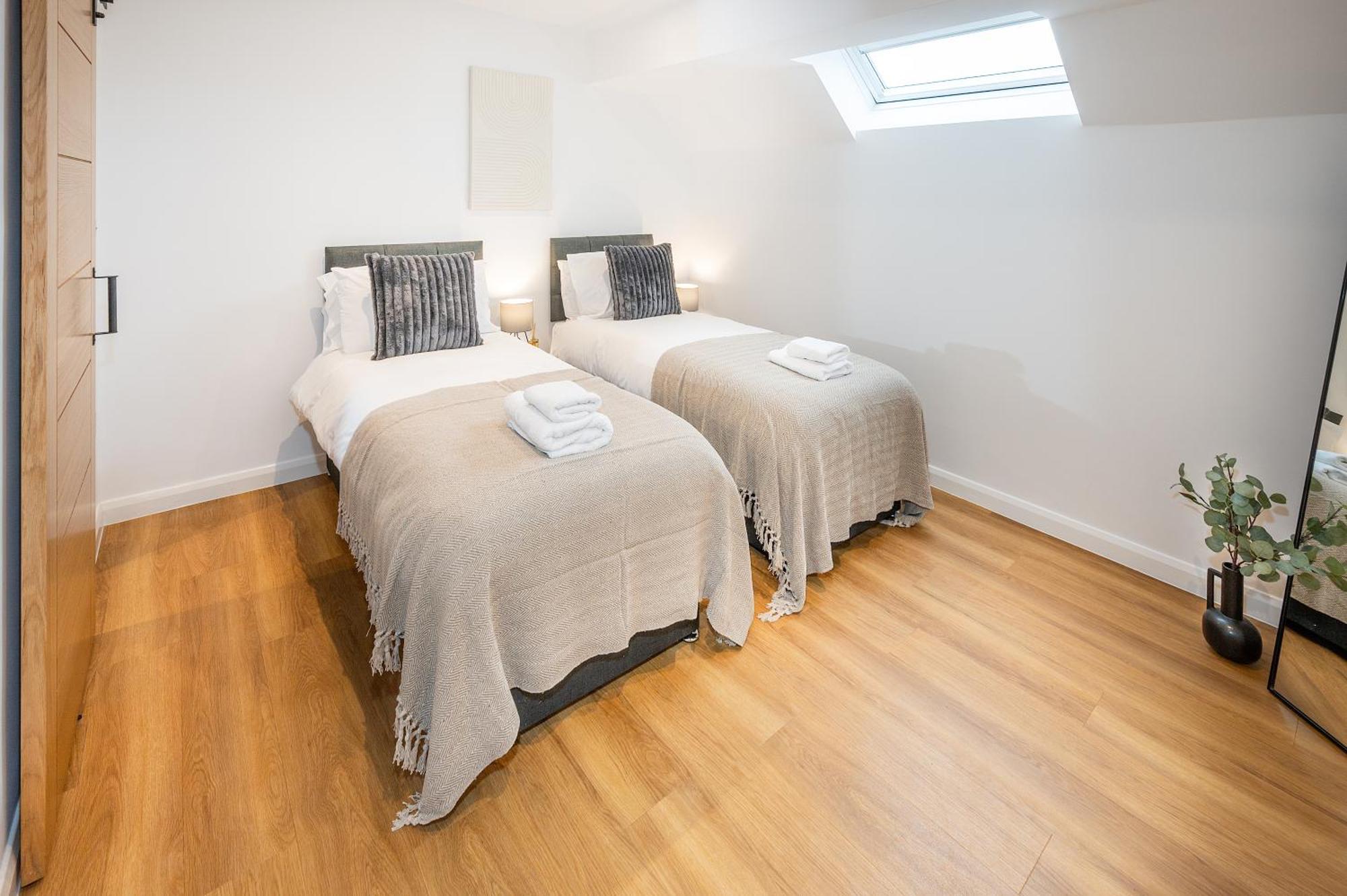 Luxury City Base 4 Beds, 2 Baths Parking Apartment