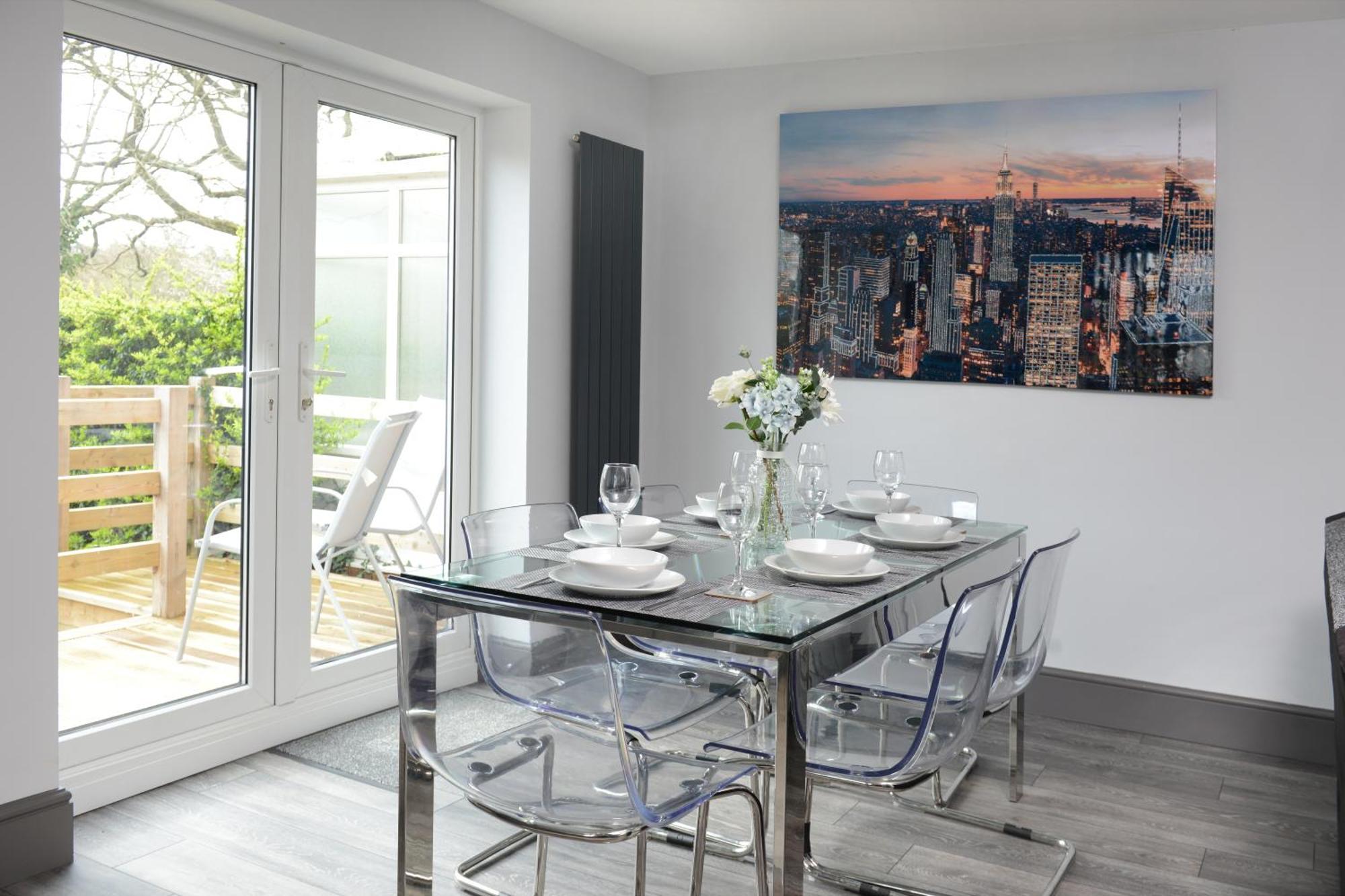 Bright 3-Bed Home Ideal Location & Free Parking Casa de férias