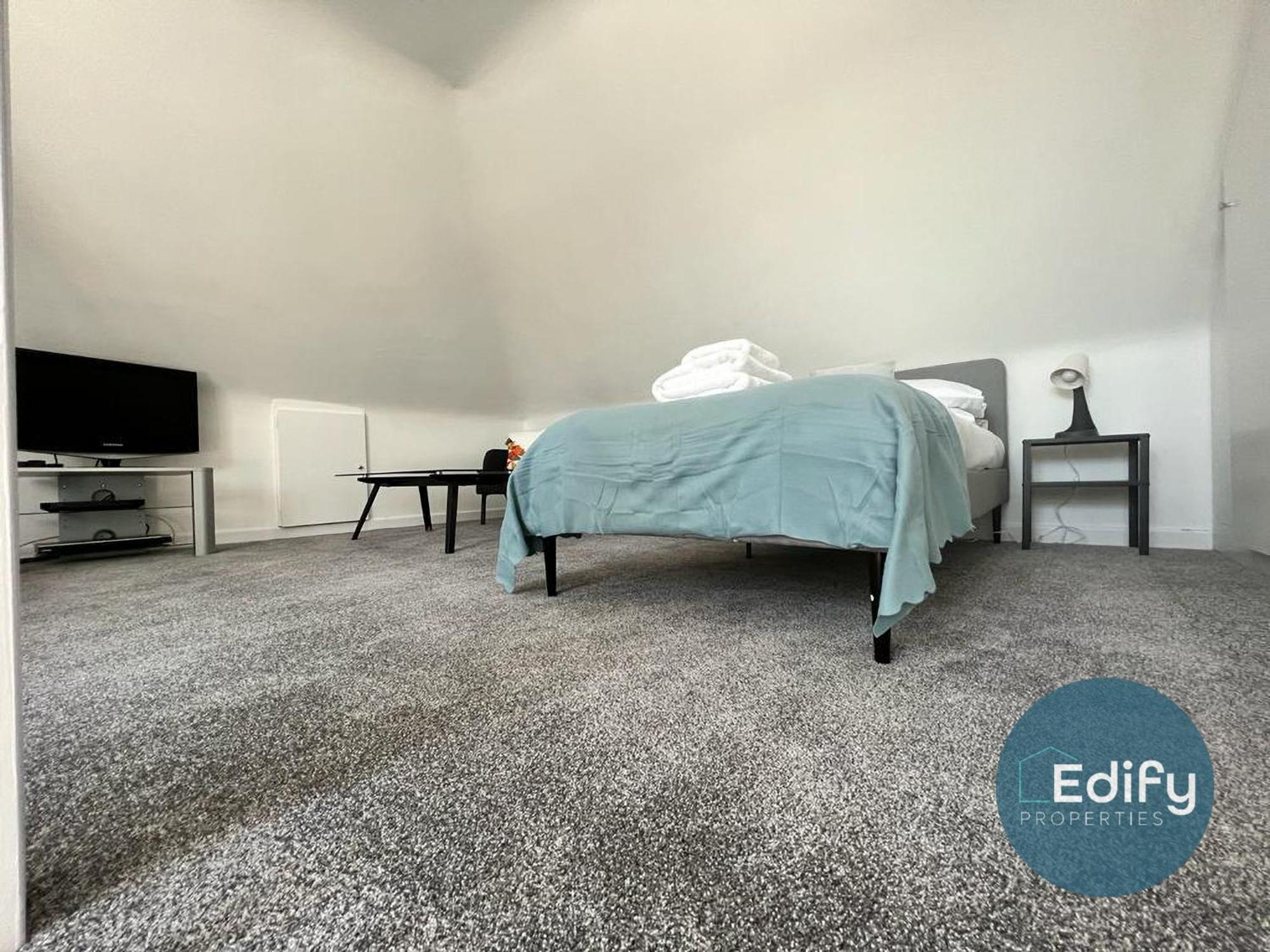 2 Bedroom Flat Free Parking Great Location *