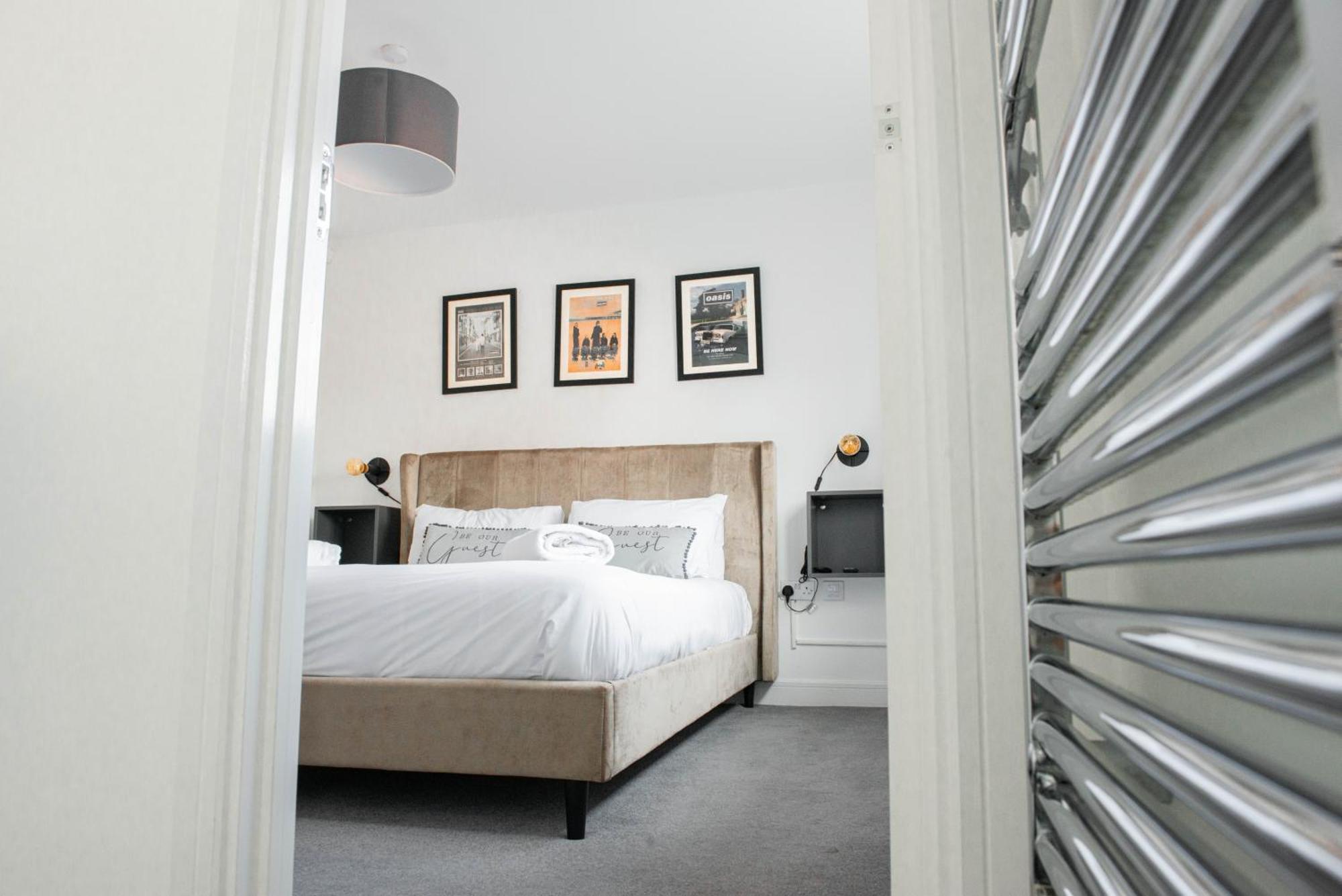 Spacious & Stylish 4-bed House With Hot Tub In Prime Location *