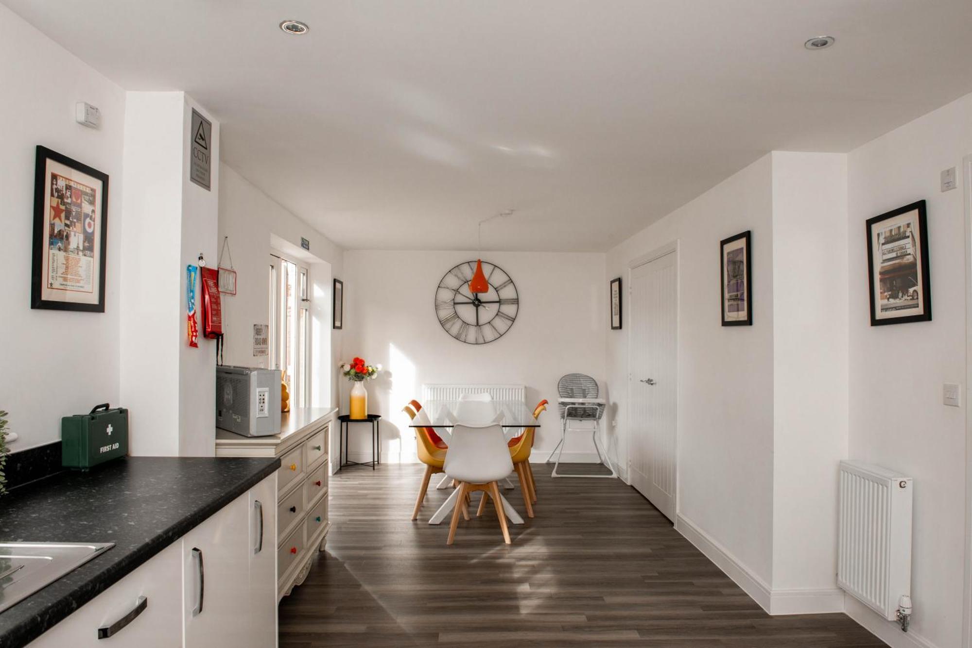 Spacious & Stylish 4-bed House With Hot Tub In Prime Location Apartamento