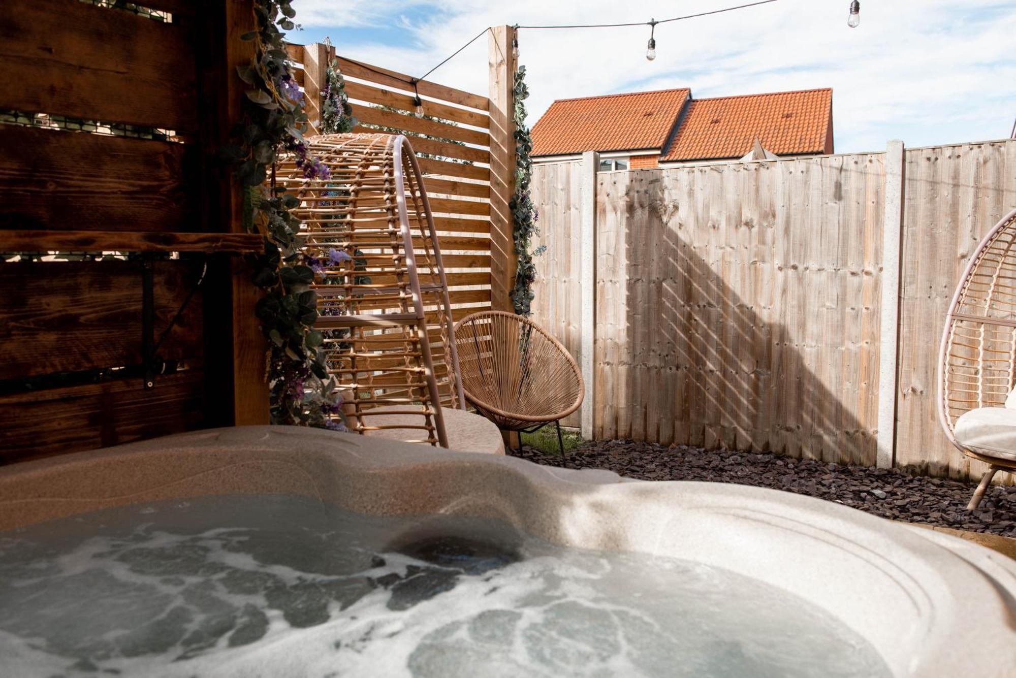 Spacious & Stylish 4-bed House With Hot Tub In Prime Location