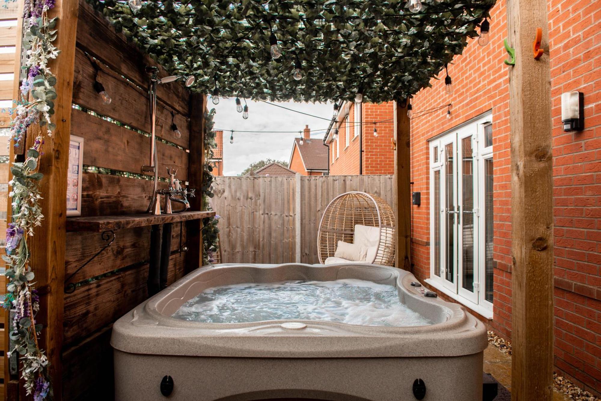 Spacious & Stylish 4-bed House With Hot Tub In Prime Location