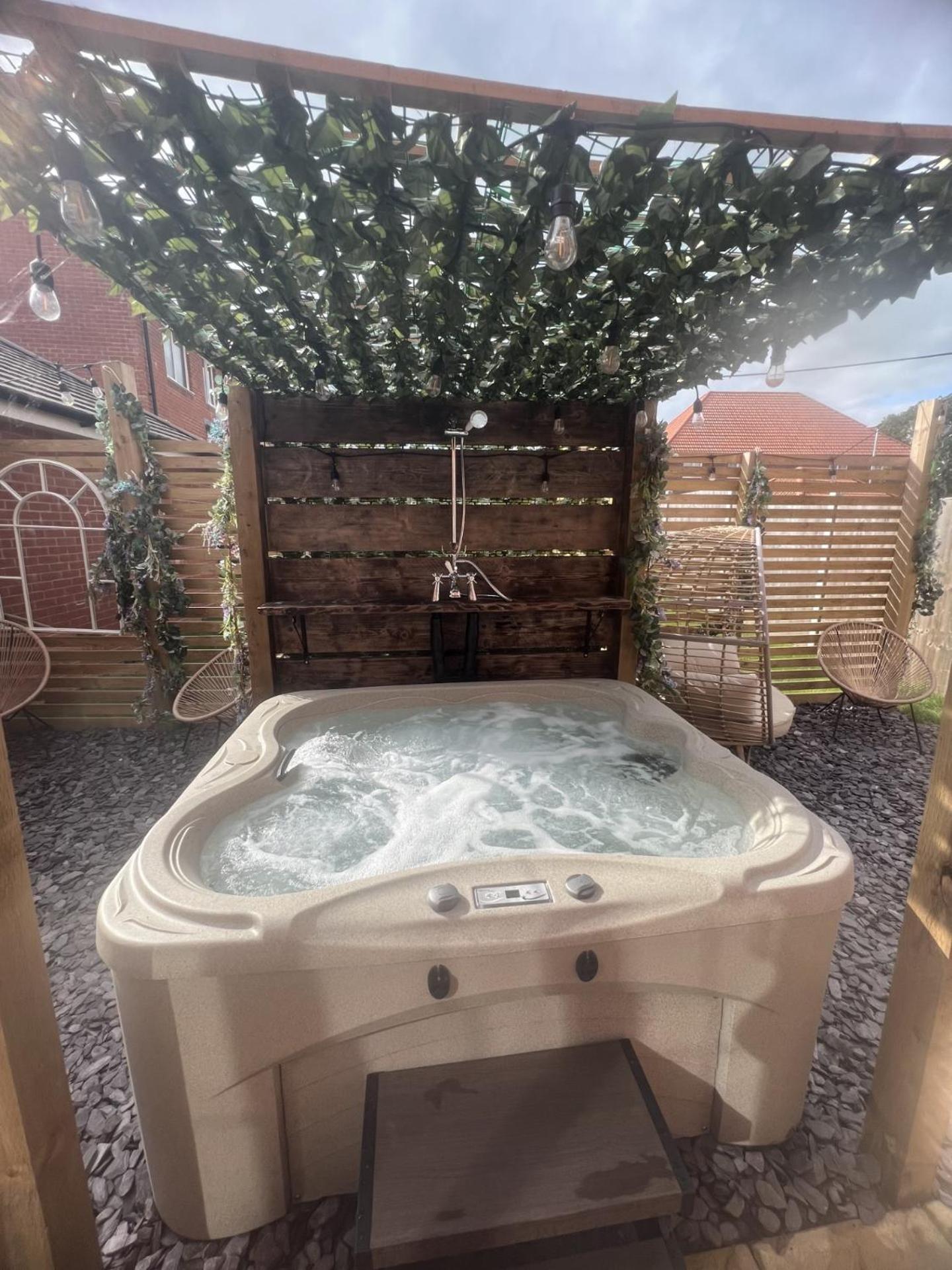 Spacious & Stylish 4-bed House With Hot Tub In Prime Location Apartamento
