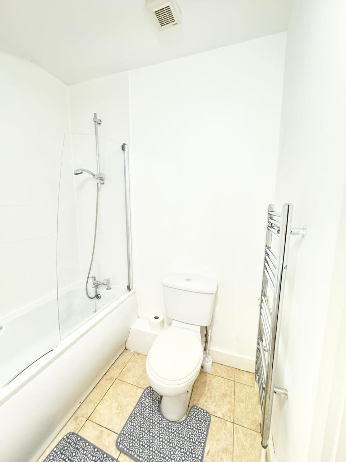 Cozy With Free Parking Apartment *