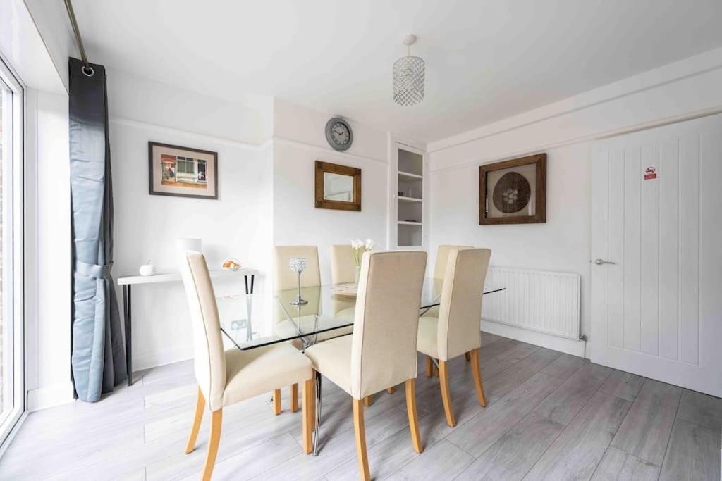 Holiday home Beautiful 4 Bedroom House By The River *