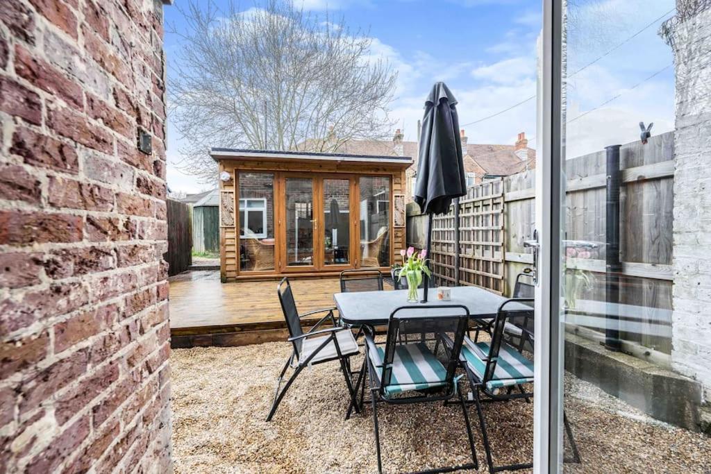 Beautiful 4 Bedroom House By The River