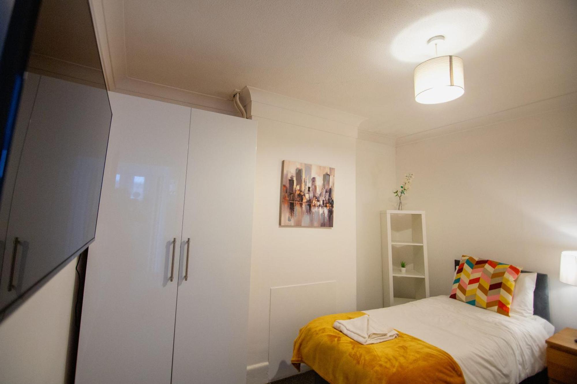 Granby Grove Townhouse - Sleeps 8- 4 Bedrooms