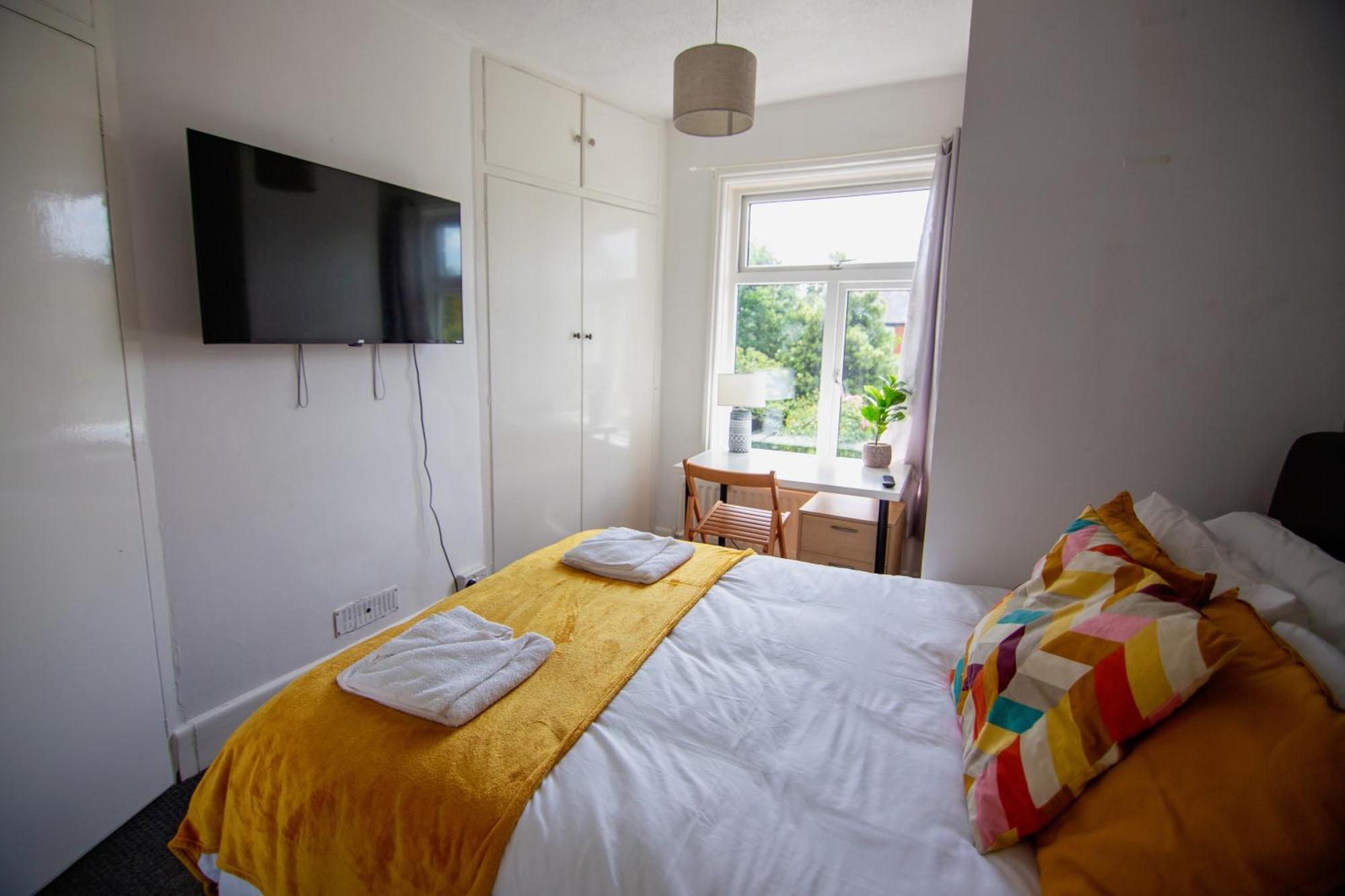 Granby Grove Townhouse - Sleeps 8- 4 Bedrooms *