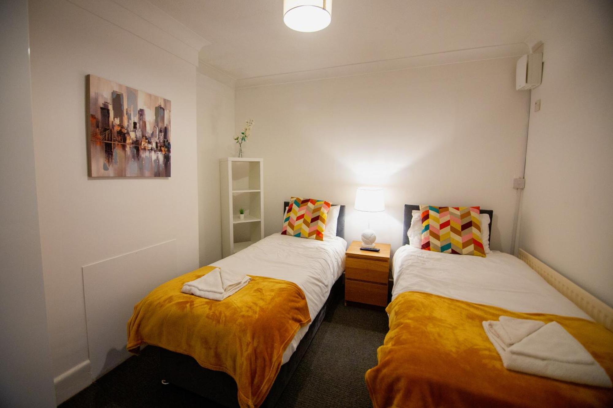 Granby Grove Townhouse - Sleeps 8- 4 Bedrooms
