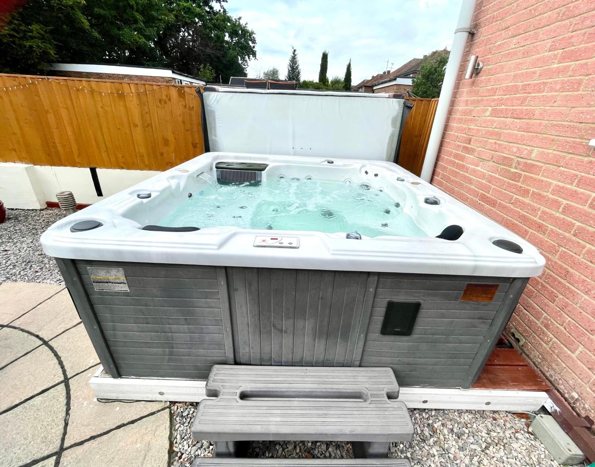 Stunning 1 Bedroom And Double Sofa Bed Near Train Station Homestay *