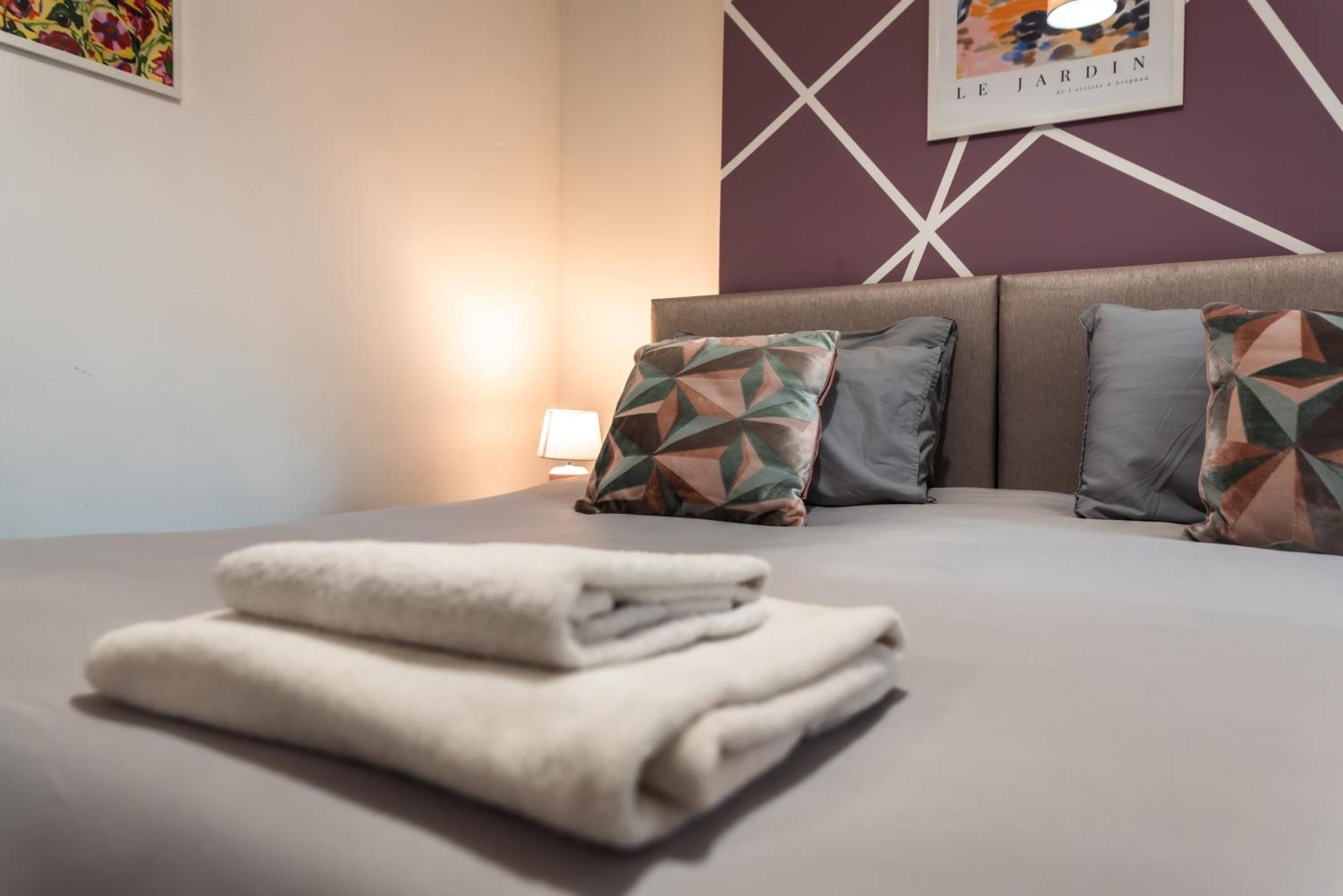 4 Bedrooms, Sleeps 8, Long Term Disc, Driveway Southampton