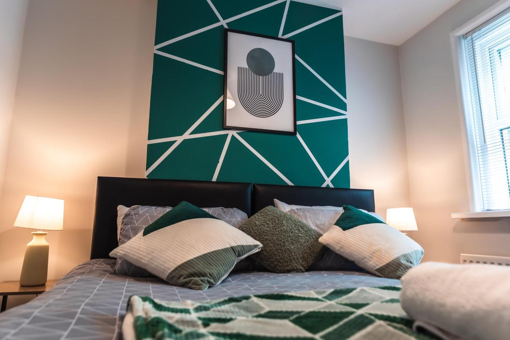4 Bedrooms, Sleeps 8, Long Term Disc, Driveway *